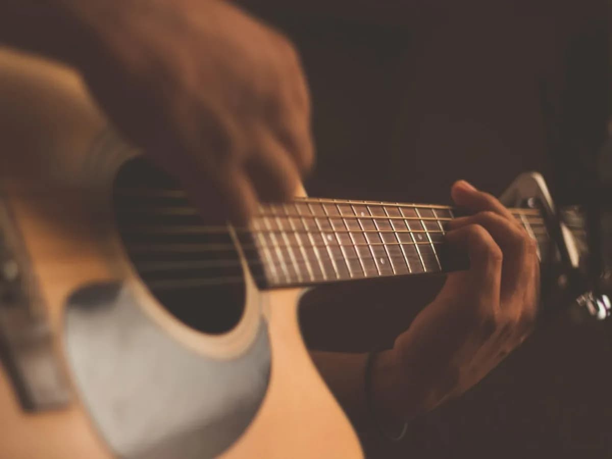 Akustik gitara Yamaha